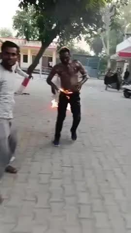 संभल: धनारी थाने के गेट के अंदर ग्रामीण ने अपने आप को किया सौंपा, आग लगने से मचा हड़काम: एसपी कृष्ण कुमार