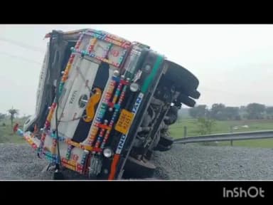 पाकुड़िया: तेज रफ्तार गिट्टी लगा ट्रेलर पलटा, चालक- उपचालक गंभीर रूप से घायल