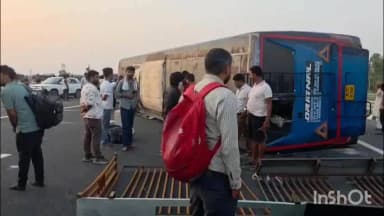 बिसौली: नौली हरनाथपुर गांव के पास गंगा एक्सप्रेसवे पर ड्राइवर की नींद की झपकी से डबल डेकर बस पलटी, दो दर्जन यात्री घायल