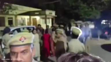 जौनपुर: चर्चित दूल्हा हत्याकांड में देर रात धरना स्थल पहुंचे डीएम एसपी, सौम्या बोलीं- हम तब तक बैठे रहेंगे जब तक कार्रवाई नहीं होगी