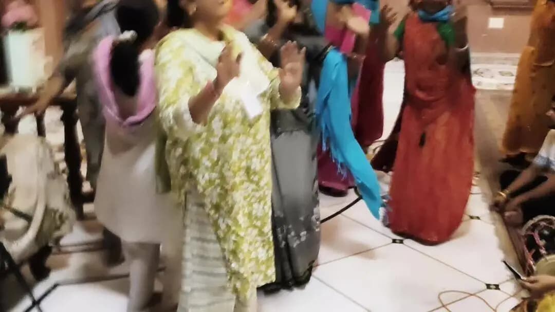 विश्व हिन्दू प्रशिक्षण वर्ग के सत्संग कार्यक्रम में सत्संग में झूमते कार्यकर्ता संत ज्ञानानंद जी के गीता मनीषी आश्रम में