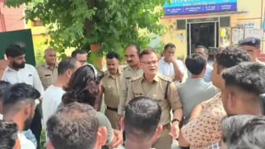 गदरपुर: व्यक्ति की सड़क हादसे में हुई मौत के बाद परिजनों ने पड़ोसी पर हत्या का आरोप लगाया, कोतवाली लेकर पहुंचे मृतक का शव