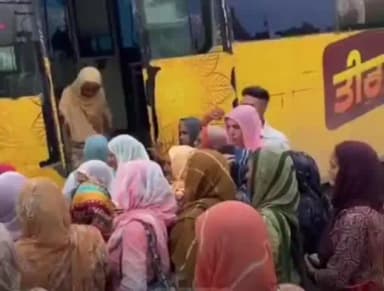 ਹੁਸ਼ਿਆਰਪੁਰ: ਪਿੰਡ ਘਗਵਾਲ ਤੋਂ ਵਿਧਾਇਕ ਘੁੰਮਣ ਨੇ ਮੁੱਖ ਮੰਤਰੀ ਤੀਰਥ ਯੋਜਨਾ ਤਹਿਤ ਸੰਗਤਾਂ ਨੂੰ ਕੀਤਾ ਰਵਾਨਾ
