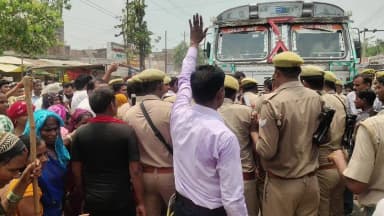 खलीलाबाद: संत कबीर नगर में युवक की हत्या के बाद खलीलाबाद-नांदौर रोड जाम, प्रशासन पर दबाव