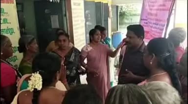 காட்டுமன்னார்கோயில்: காட்டுமன்னார்கோவிலில் மகளிர் சங்க பணம் கையாளர்களை கண்டித்து முற்றுகை போராட்டம்