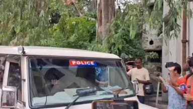 বারাবনী: তৃণমূল নেতা ভোলা সিং কে দেখে ছোড়া হলো ডিম, চললো চোর চোর শ্লোগান আসানসোল জেলা আদালতে