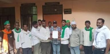 @कौशाम्बी _ चायल मासिक बैठक के दौरान विभिन्न समस्याओं को लेकर ज्ञापन।
#Kaushambi_Chayal – Memorandum regarding various issues submitted during the monthly meeting.
@भारतीय_किसान_संगठन#bharatiya_kisan_sanga