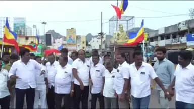 வேலூர்: வேலூர் பழைய பேருந்து நிலையத்தில் பாமக சார்பில் பட்டாசுகள் வெடித்து இனிப்புகள் வழங்கி கொண்டாட்டம்