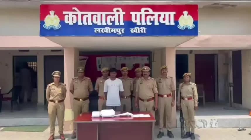 पलिया पुलिस ने कस्बा क्षेत्र के मोहल्ला सुभाष नगर निवासी युवक को चोरी के माल और अवैध तमंचे के साथ किया गिरफ्तार।