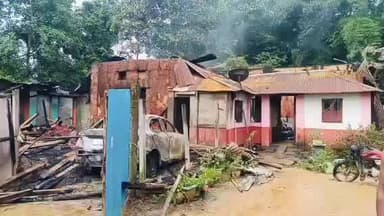 সাব্রুম: সাব্রুম দমদমায় আগুনে ভশ্মিভূত দেবাশীষ মজুমদারের বাড়ীতে পরিদর্শনে আসেন ডিসিএম