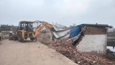 धमतरी: मुआवजा लेने के बाद भी कब्जा नहीं हटाने पर प्रशासन ने तोड़ा अतिक्रमण, मचा हड़कंप, जानिए एसडीएम ने क्या कहा