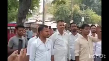 रामसनेही घाट: रामसनेहीघाट में अधिवक्ताओं, स्टांप विक्रेताओं और दस्तावेज लेखकों ने प्रस्तावित ई-पंजीकरण के विरोध में किया प्रदर्शन