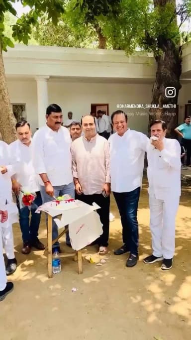 ऑल इंडिया कांग्रेस कमेटी दिल्ली में केक काटकर जननायक श्री @RahulGandhi जी को जन्मदिन धूमधाम से मनाया बधाई एवं हार्दिक बधाई 💐
#happybirthdaytoyou🎂🎁🎉❤️