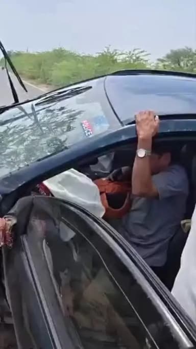 भांडेर: मोंठ रोड पर तेज रफ्तार कार पुलिया से टकराई, लखनऊ के पांच श्रद्धालु घायल,अस्पताल में भर्ती, वाहन बुरी तरह क्षतिग्रस्त