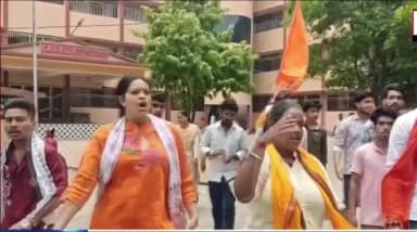 रायगढ़: रायगढ़ में कार्मेल स्कूल में तिलक व कलावा नहीं पहनकर आने का आरोप, एबीवीपी ने विरोध प्रदर्शन कर जताई आपत्ति