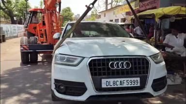 दतिया नगर: बड़ौनी के राजा की दिल्ली नंबर कार पर पुलिस का एक्शन, तलैया मोहल्ले में ट्रैफिक में बाधा बनने पर उठाकर पहुँचाया थाने