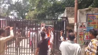 कन्नौज: सदर तहसील क्षेत्र के मुबारकपुर टीला के निवासियों ने जमीन पर कब्जे के मामले को लेकर SDM ऑफिस में दिया ज्ञापन