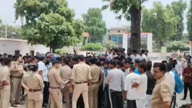 हसनपुर: हसनपुर के युवक ने बाबा साहब और चंद्रशेखर आजाद पर की अभद्र टिप्पणी, दलित समाज भड़का, कार्रवाई की मांग को लेकर किया हंगामा