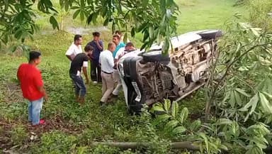 উত্তৰ লক্ষীমপুৰ: বাইপাছৰ নলকটাত পথ দুৰ্ঘটনা, ই-ৰিক্সা বচাবলৈ গৈ পথৰ কাষত পৰিল ব্যক্তিগত বাহন , প্ৰাণৰক্ষা চালকৰ