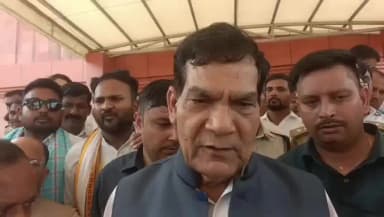 मऊ: मऊ जंक्शन से दो ट्रेनों को हरि ठंडी दिखाने के बाद कैबिनेट मंत्री श्री के शर्मा ने प्रधानमंत्री मोदी जी को दी बधाई