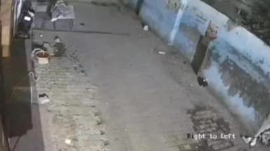 हिसार: हिसार में गली में सो रहे व्यक्ति पर चढ़ी कार:चारपाई पर सो रहा था ऑटो ड्राइवर; CCTV वायरल के बाद हुआ समझौता