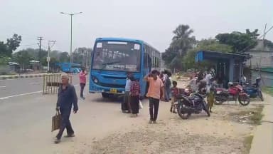 ইটাহার: পূর্ব ঘোষিত নির্দেশিকা অনুযায়ী ইটাহার চৌরঙ্গী মোড়ের বদলে সরাইদিঘি মোড়ে চালু হলো নতুন বাস স্টপ