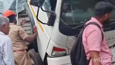 കോഴഞ്ചേരി: മണ്ണാറക്കുളഞ്ഞിയിൽ ലോറിക്ക് തീ പിടിച്ചു