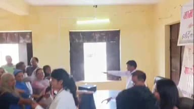 बूंदी: ग्राम सेवा शिविर में उपस्थित लोगों को तहसीलदार ने नशा मुक्ति अभियान की शपथ दिलाई