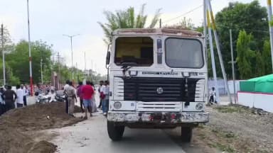बड़वानी: शहर के नवनिर्मित रोड पर मिट्टी से भरे डंपर ने मारी टक्कर काफी देर तक चला हंगामा, चालक पर नशें में वाहन चलाने के आरोप