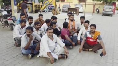 कैराना: कैराना में विश्व हिंदू रक्षा संगठन के कार्यकर्ताओं ने कोतवाली में धरना-प्रदर्शन किया, बुलडोजर कार्रवाई की मांग की