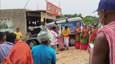 पाकरटांड: सिकरियाटांड साप्ताहिक बाजार में गीत संगीत और नुक्कड़ नाटक द्वारा मादक पदार्थों के विरुद्ध फैलाया जागरूकता
