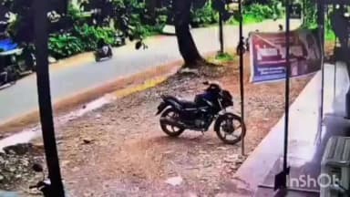 കോഴിക്കോട്: ചാത്തമംഗലം കള്ള് ഷാപ്പ് ബസ്റ്റോപ്പിന് സമീപം സ്കൂട്ടറിൽ സഞ്ചരിച്ച യുവതിയെ ടിപ്പർ ഇടിക്കുന്ന സിസിടിവി ദൃശ്യം പുറത്ത്