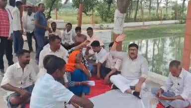 खमरिया थाने में तैनात विवेचक ने बदल दी बाइक,धरने पर बैठे भाजपा नेता अनिल गुप्ता