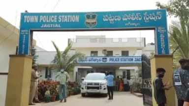జగిత్యాల: పట్టణంలో హాస్పిటల్ వద్ద మహిళా నుంచి బంగారు ఆభరణాలు దొంగిలించిన ఇద్దరు దొంగల అరెస్టు....