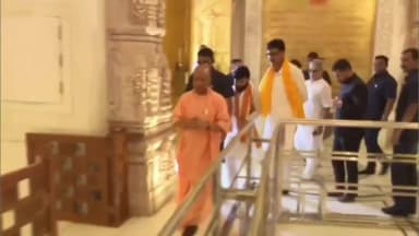 सदर: सीएम योगी ने राम मंदिर की दान पेटी में अर्पित किए श्रद्धा सुमन, धीरेंद्र दास ने कराया मंदिर भ्रमण
