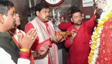 भगवानपुर: मुंडेश्वरी पहुंचे बिहार के शिक्षा मंत्री मिथिलेश तिवारी पूजा अर्चना कर लिए आशीर्वाद