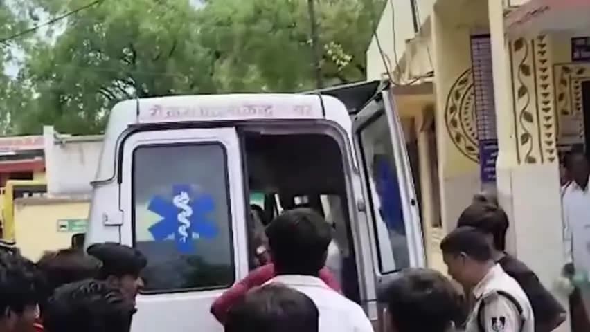 सेगांव: ओझर: तेज रफ्तार ट्रैक्टर ने पैदल व्यक्ति को मारी टक्कर, पैर की हड्डी टूटी #तेज़ रफ़्तार #भीषणहादसा #बड़वानी #खरगोंन्यूज़