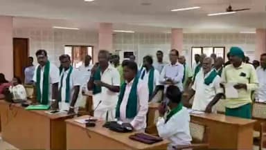 அரியலூர்: விவசாய கடனை தமிழக அரசு முழுமையாக தள்ளுபடி செய்ய வேண்டும் என, துக்கத்தை வெளிப்படுத்தும் விதமாக விவசாயிகள் குறைதீர்க்கும் நாள் கூட்டத்தில் மௌன அஞ்ச