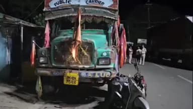 लोहरदगा: लोहरदगा मिशन चौक पर बॉक्साइट ट्रक ने एक ही परिवार के तीन चिराग बुझाए, मुआवजे की मांग को लेकर लोगों ने किया सड़क जाम।