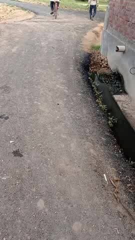 #गांव-विनोदपुर में पीडब्ल्यूडी के द्वार रोड का निर्माण हुआ ज़िशके करद नालियों का गंदा पानी भर रहा घरो में..!