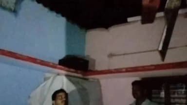 మహబూబాబాద్: గార్ల పట్టణంలో అకాల గాలి వాన బీభత్సం ఎగిరిపోయిన ఇంటి పైకప్పులు విరిగిపడిన చెట్లు కరెంటు స్తంభాలు విద్యుత్కు తీవ్రతరాయం