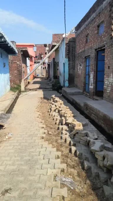 गांवबेहटाजयसिंहमें एक खंबा 2 महीने से इक दिवार के सहारे हवा में झूल रहा है जो कभी भी इक हदसेकारूप ले सकता है #dmsambhal