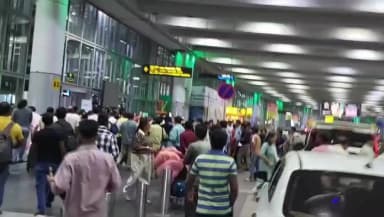 কলকাতা: অভিষেকের ফেরাকে ঘিরে কলকাতা বিমানবন্দরের বাইরে তৃণমূল-বিজেপি সংঘর্ষ, রণক্ষেত্র চত্বর; আহত একাধিক