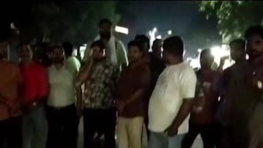 बेरमो: फुसरो बाजार में रात में डिवाइडर तोड़ने पहुंचे कर्मी, व्यापारियों के विरोध पर लौटे