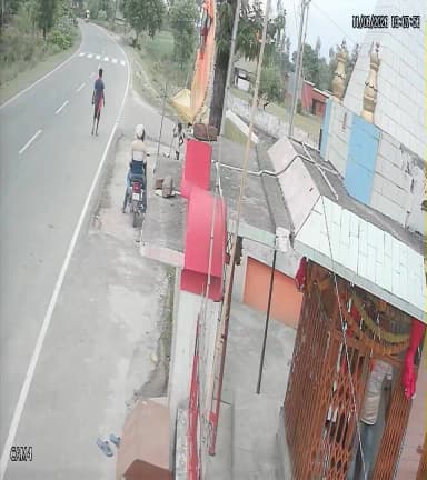 सिद्ध बाबा मंदिर सिंगहा कलां जिला लखीमपुर खीरी में बाइक सवार तीन चोरों ने मंदिर से त्रिशूल और घंटियों पर हाथ साफ