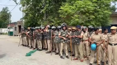 जगाधरी: रादौर में अवैध कब्जों पर चला बुलडोजर, 100 से अधिक निर्माण ध्वस्त,
सीआईए टीम पर हमले के बाद प्रशासन सख्त, डेहा बस्ती मे