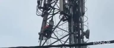 बिस्फी: पतौना थाना के परसौनी चौक पर स्थित एक मोबाइल टावर पर चढ़ा एक व्यक्ति,पुलिस मौके पर पहुंच टावर से उतारने का कर रहा प्रयास
