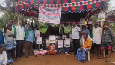 ಕೃಷ್ಣರಾಜಪೇಟೆ: ಮಾರ್ಗೋನಹಳ್ಳಿ ಗ್ರಾಮದ ರೈತರ ಜಮೀನು ಅತಿಕ್ರಮಣ, ಮಳೆಯಲ್ಲಿಯೇ ರೈತರ ಪ್ರತಿಭಟನೆ