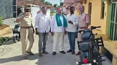 దోమకొండ: యూరియా యాప్ ను తొలగించాలని ధర్నాకు వెళ్తుండగా బీఆర్ఎస్ నాయకులను అదుపులో తీసుకున్న పోలీసులు