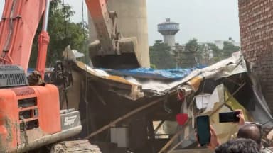 रादौर: रादौर की डेहा बस्ती में हुई बुलडोजर कार्यवाही, 100 से अधिक अवैध अस्थायी ढांचे किये ध्वस्त